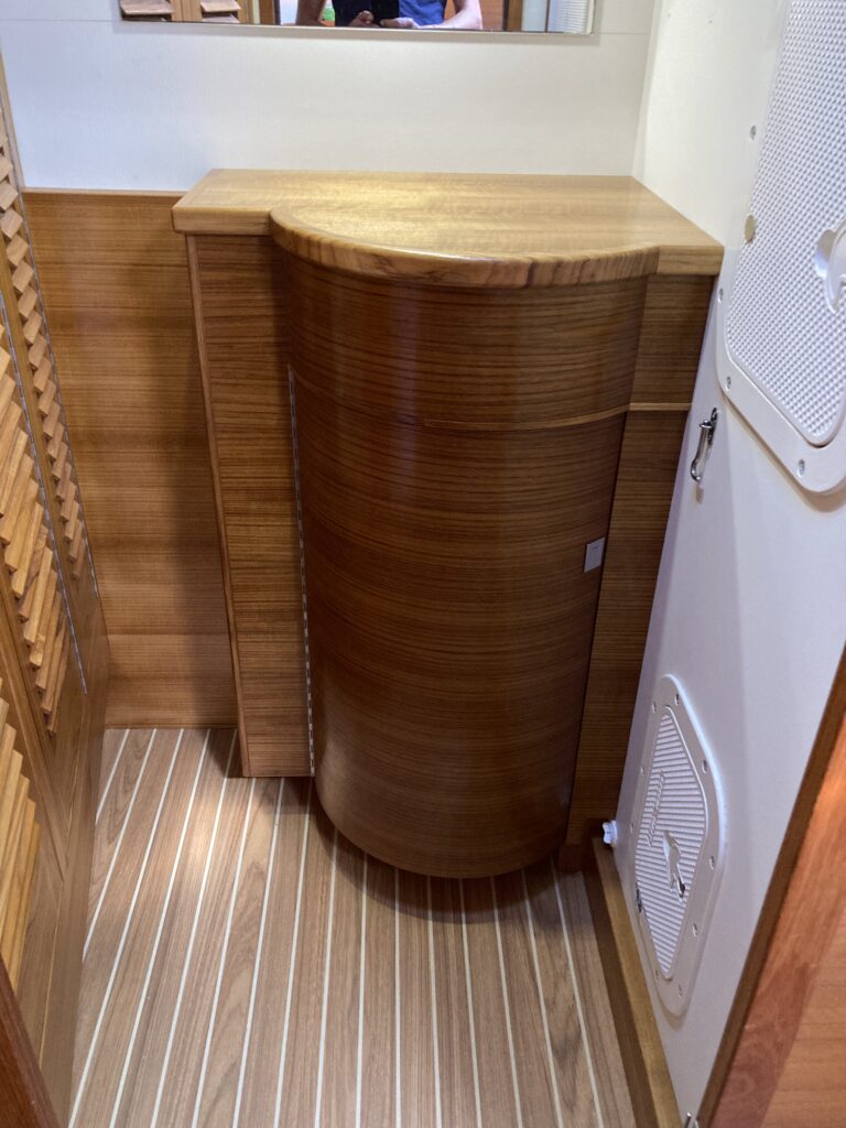 Wastafelkastje teak